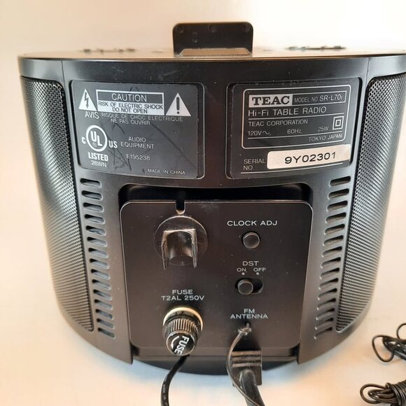 Teac SR-L70i Hi-Fi Table Radio AM/FM / AUX w/ 30-PIN iPod Dock Black - Picture 4 of 9
